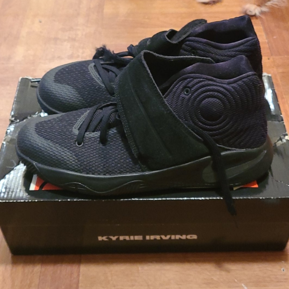 Kyrie 2 - Picture 2 of 4